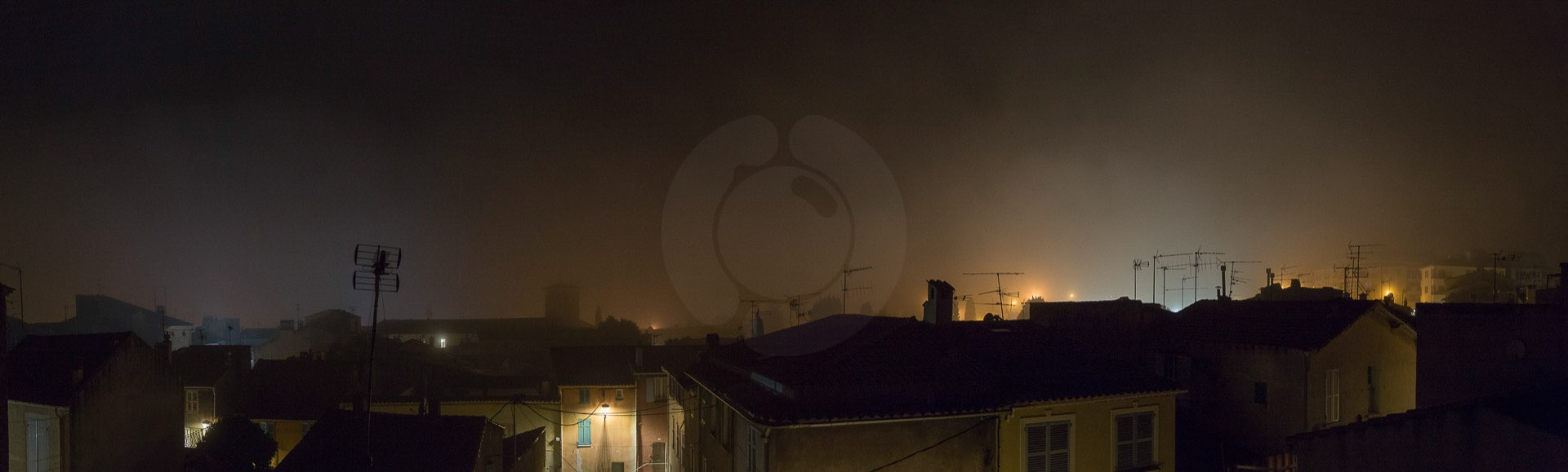 19-brume-la-nuit-sur-les-toits-juin-2016-pano-1920-px