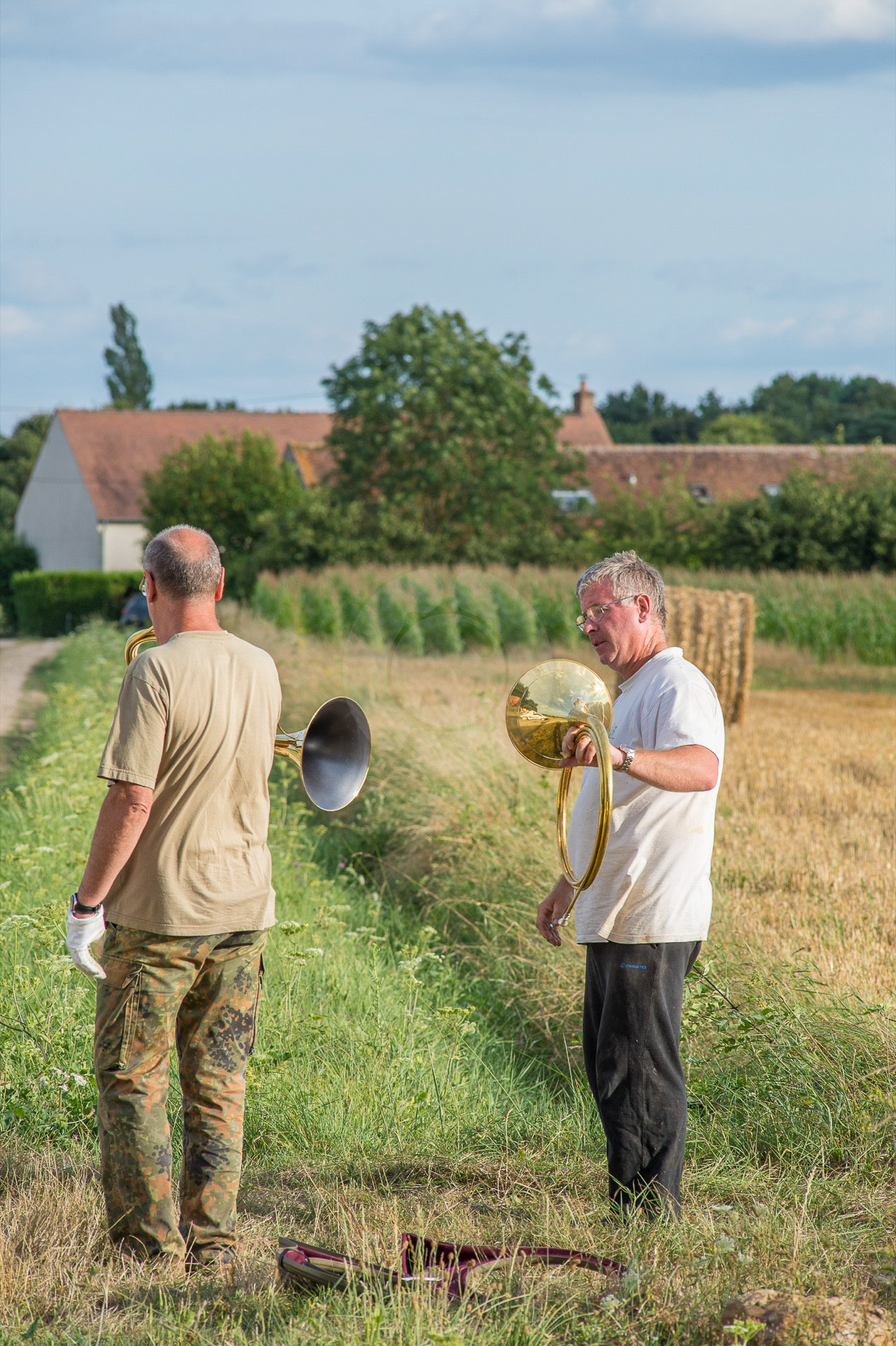 Deux sonneurs de cor répètent au bout du chemin à la Clémenderie