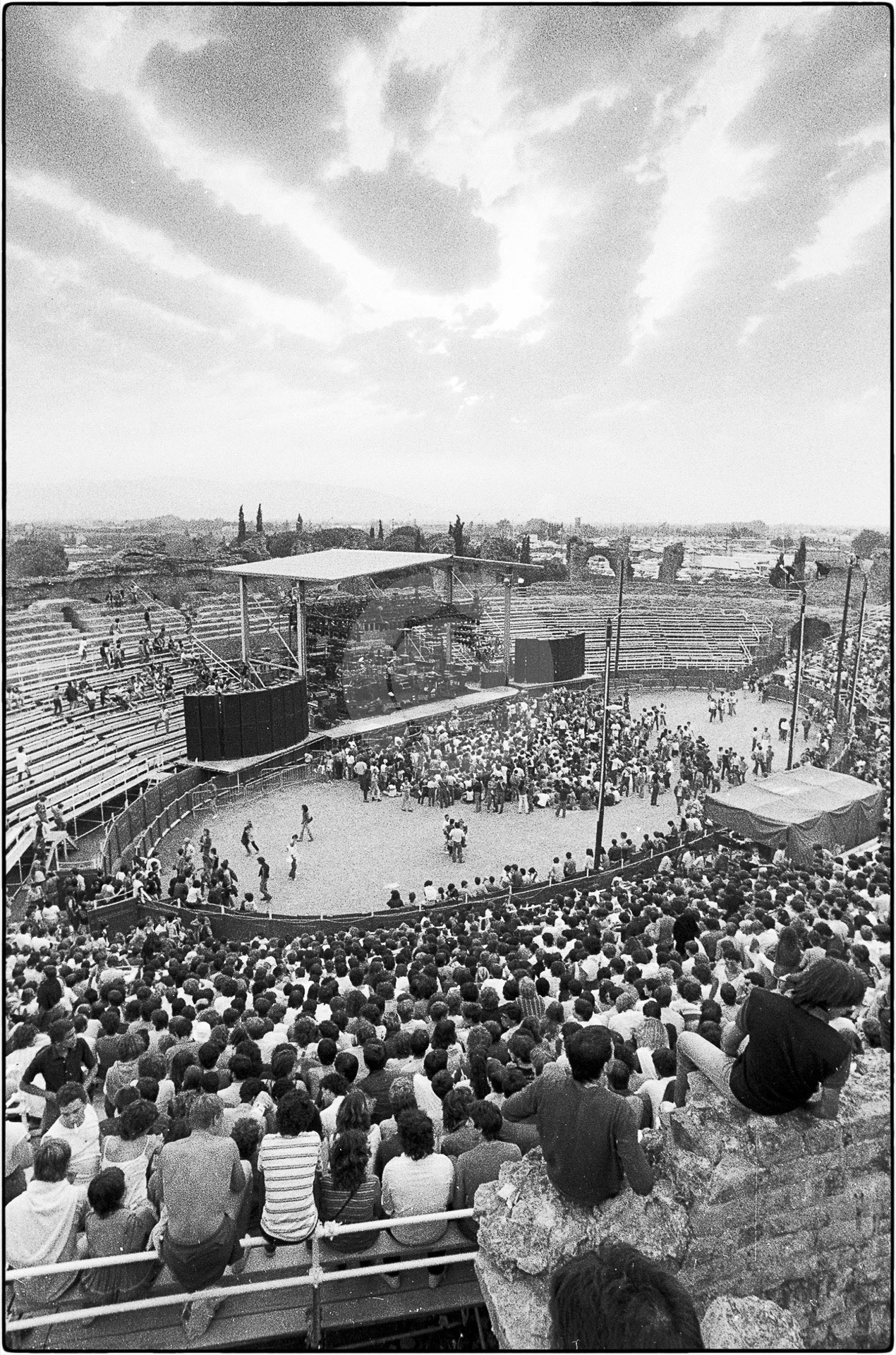 le-public-avant-le-concert-de-david-bowie-le-26-mai-1983-1920-px.jpg